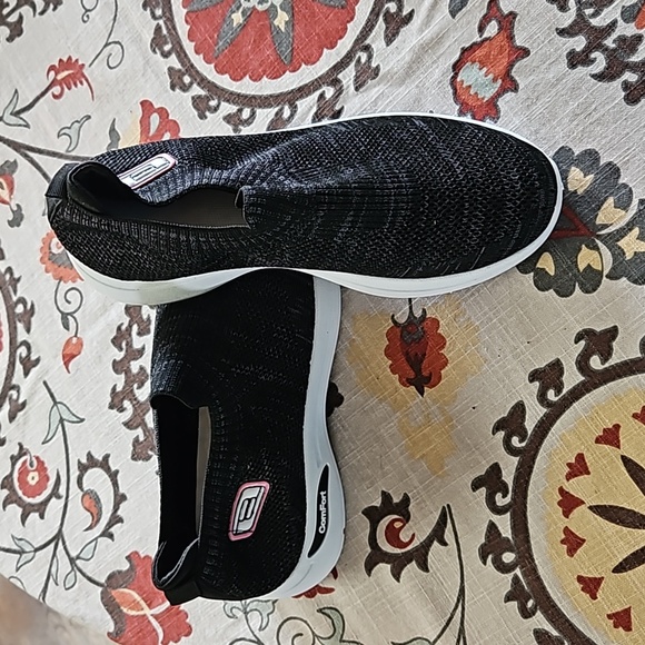 Stretchy mesh breathable slip on tennis shoes sz.7.5 or 38 - Picture 1 of 5